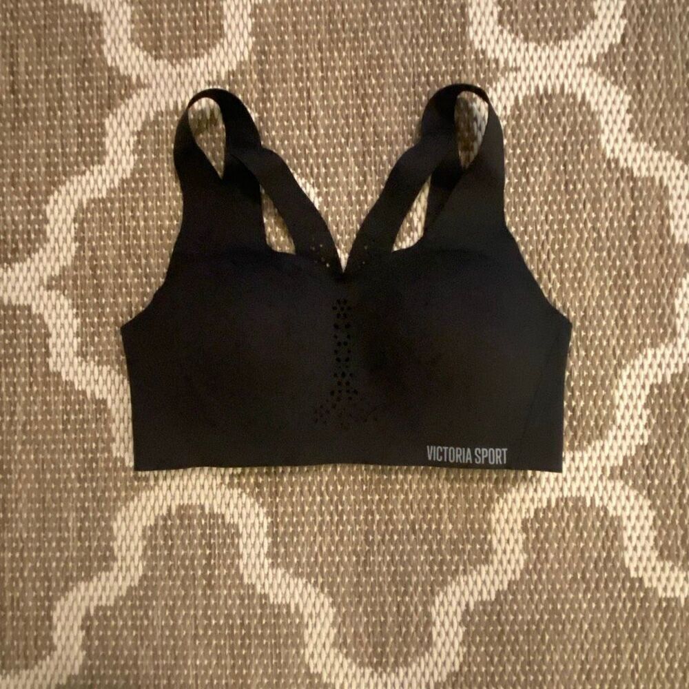 Victoria’s Secret Angel Max sports bra size 32C